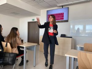 prof. Olga Dąbrowska Cendrowska, mgr Daria Malicka i mgr Weronika Sałek na Goce Delcev University w Sztipie, Macedonia