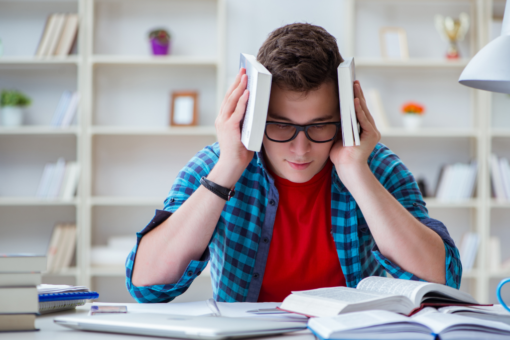 student uczący się do egzaminu