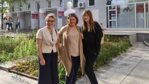 prof. Olga Dąbrowska Cendrowska, mgr Daria Malicka i mgr Weronika Sałek na Goce Delcev University w Sztipie, Macedonia