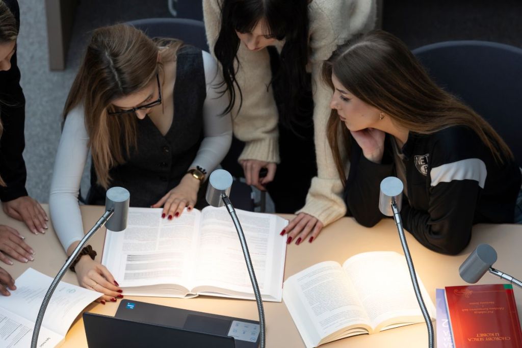 studenci w bibliotece